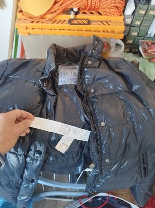 Giubbotti, felpe, maglioncino e una sciarpa