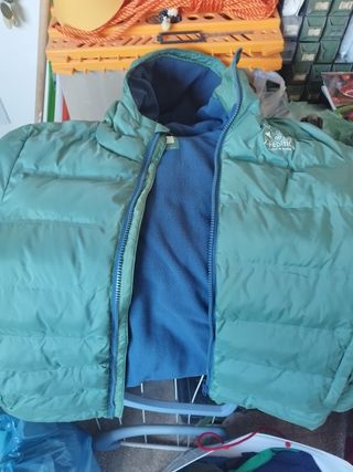 Giubbotti, felpe, maglioncino e una sciarpa