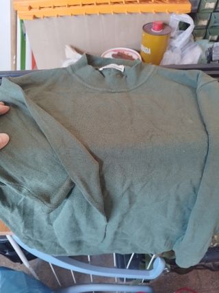 Giubbotti, felpe, maglioncino e una sciarpa