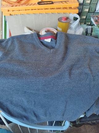 Giubbotti, felpe, maglioncino e una sciarpa