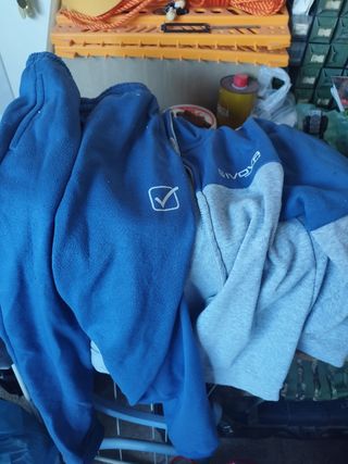 Giubbotti, felpe, maglioncino e una sciarpa