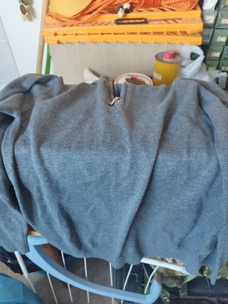 Giubbotti, felpe, maglioncino e una sciarpa