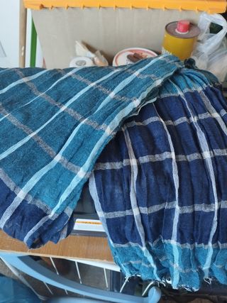 Giubbotti, felpe, maglioncino e una sciarpa