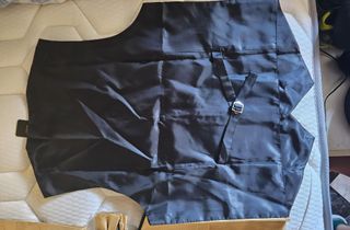 CHALECO DORADO HOMBRE CON CORBATA Y LAZO
