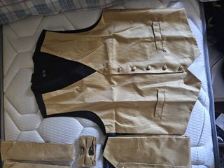 CHALECO DORADO HOMBRE CON CORBATA Y LAZO