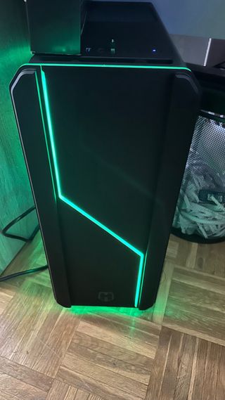 Ordenador sobre mesa 