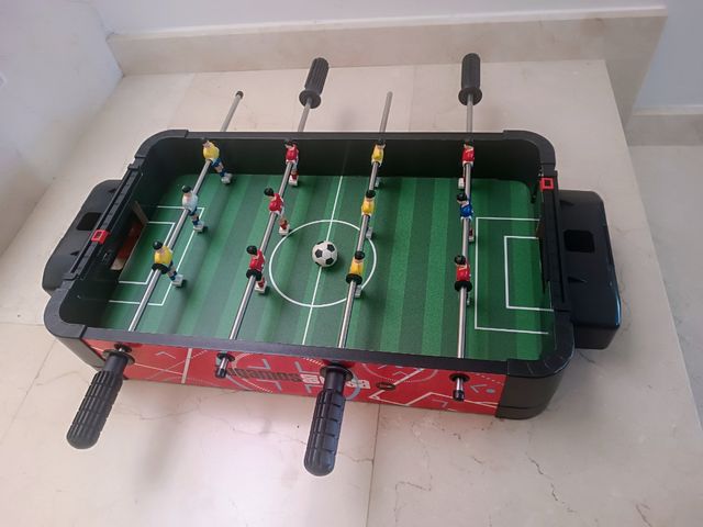 Futbolín y otro juego.