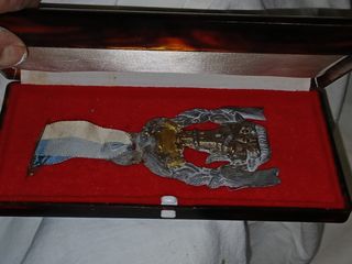 ESCUDO ALICANTE MERITO GRAN MEDALLA antigua