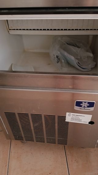 Mueble cafetero y maquina de hielo