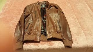 Cazadora de cuero.