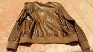 Cazadora de cuero.
