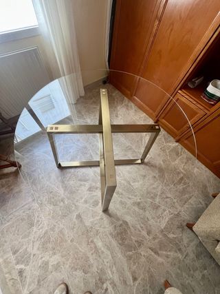 Mesa redonda cristal SKLUM SALYMS dorada.