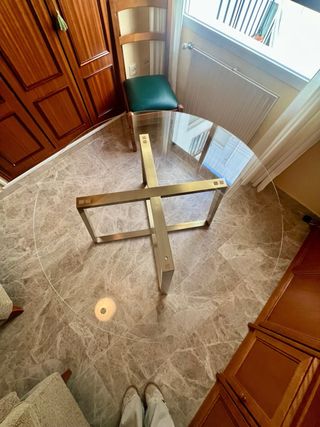 Mesa redonda cristal SKLUM SALYMS dorada.