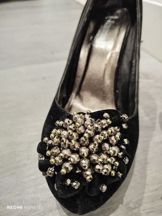 Zapatos tacón negros con pedrería