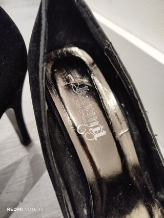 Zapatos tacón negros con pedrería