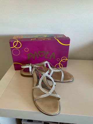 Sandalias Paola Plata/Blanco.