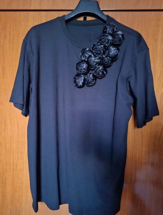 T-shirt nera con rose
