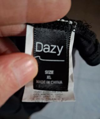 T-shirt nera con rose