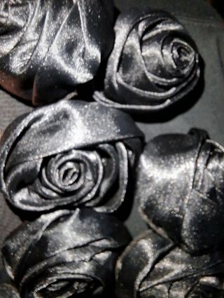 T-shirt nera con rose