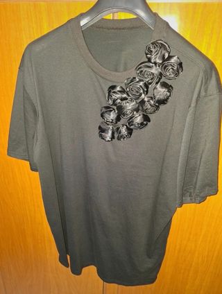 T-shirt nera con rose