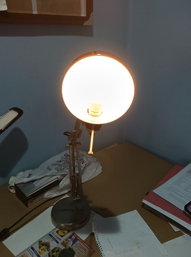 Lampara de mesa plegable y extensible