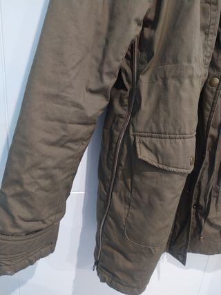 Abrigo militar verde oliva con capucha