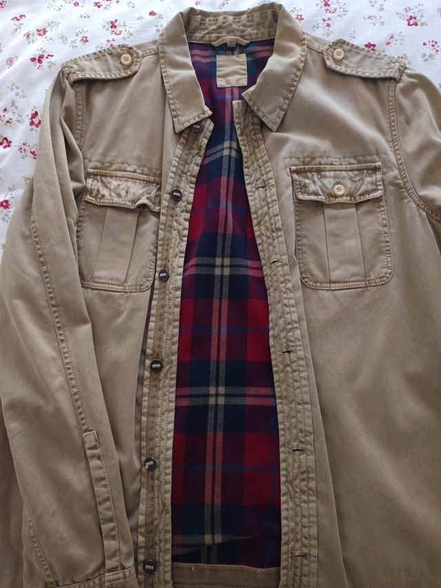 Chaqueta militar beige con forro rojo