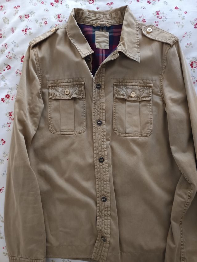 Chaqueta militar beige con forro rojo