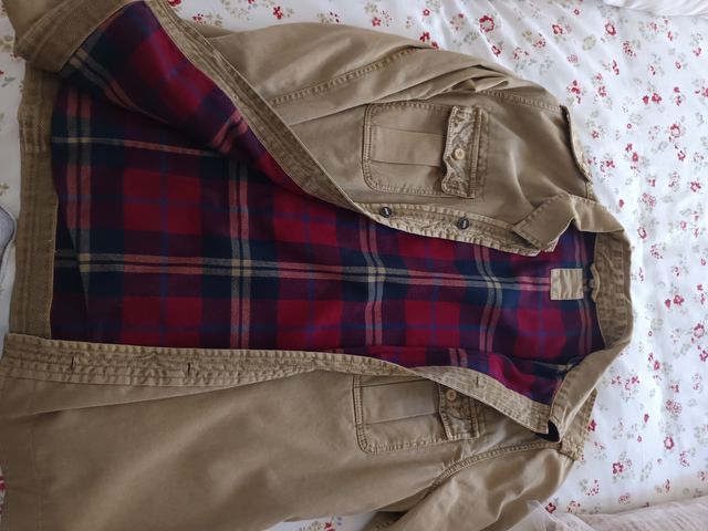 Chaqueta militar beige con forro rojo