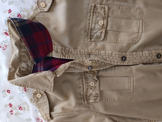 Chaqueta militar beige con forro rojo