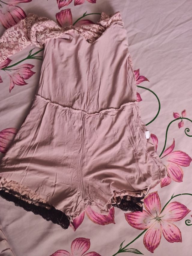 Mono corto encaje rosa.
Elegante para fiesta.
