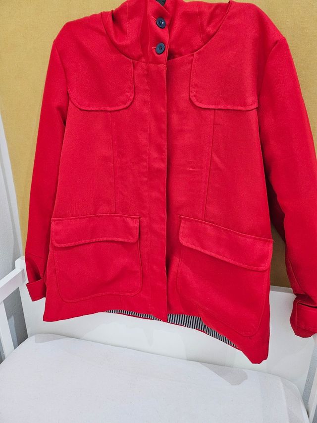 Chaqueta entretiempo roja.