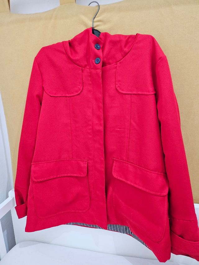Chaqueta entretiempo roja.