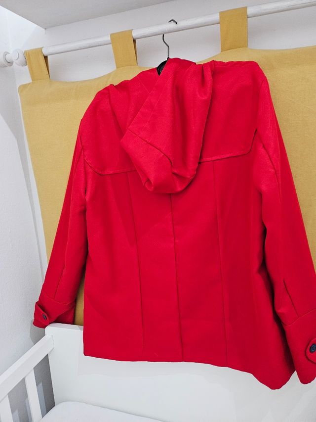 Chaqueta entretiempo roja.