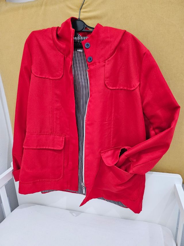 Chaqueta entretiempo roja.