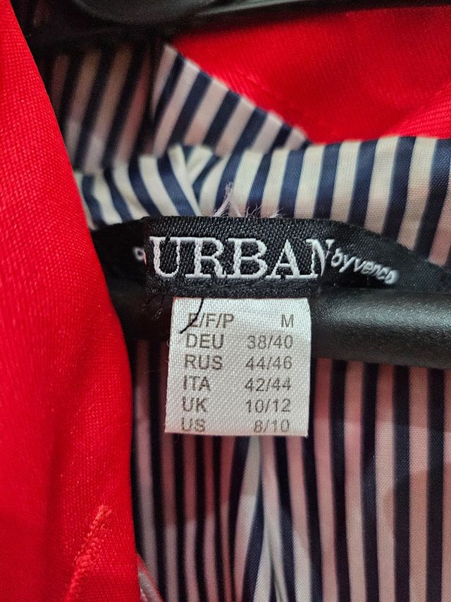 Chaqueta entretiempo roja.