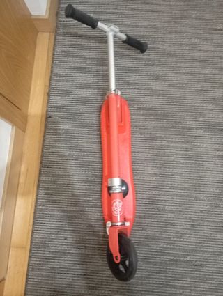 Patinete Globber rojo infantil