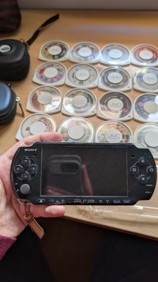 PSP 3004 negra + 17 juegos