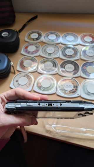 PSP 3004 negra + 17 juegos