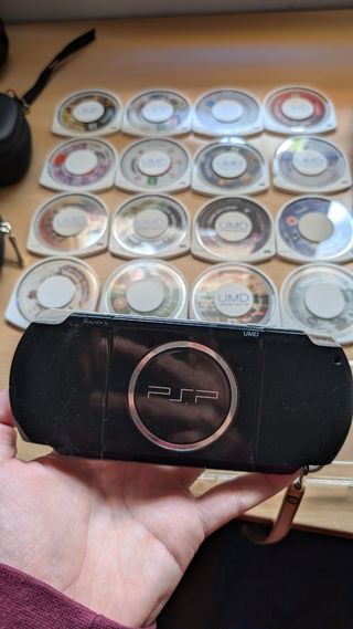 PSP 3004 negra + 17 juegos