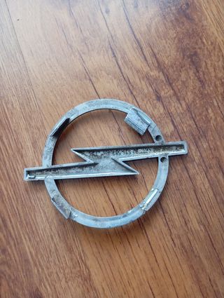 Logo Opel delantero