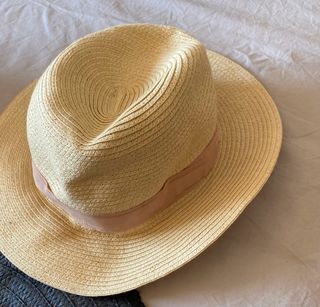 3 para el sol, 2 gorros un sombrero 