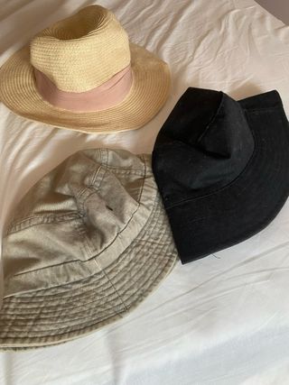 3 para el sol, 2 gorros un sombrero 
