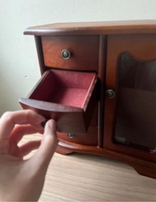 Joyero de madera con cajones y vitrina