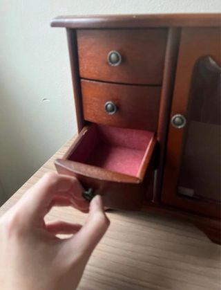 Joyero de madera con cajones y vitrina