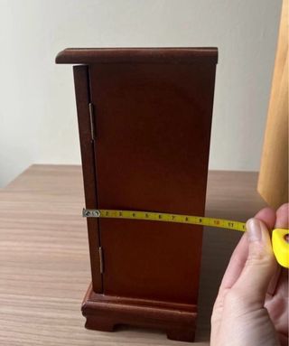 Joyero de madera con cajones y vitrina