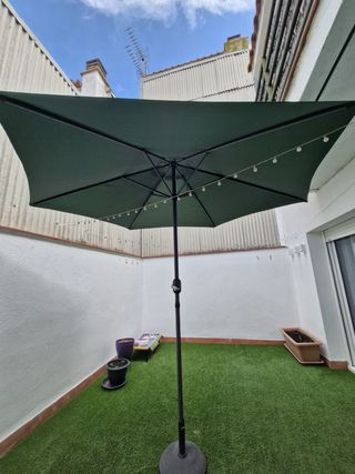 Sombrilla y pie de hormigón