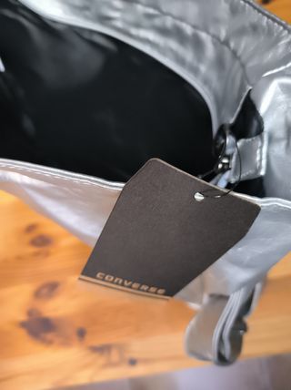 Bandolera Converse plateada