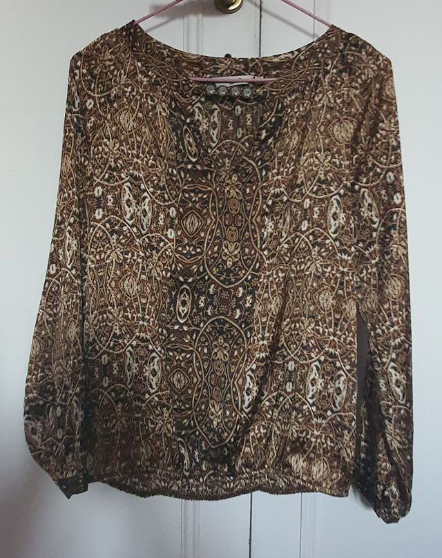 Blusa marrón y beige estampada