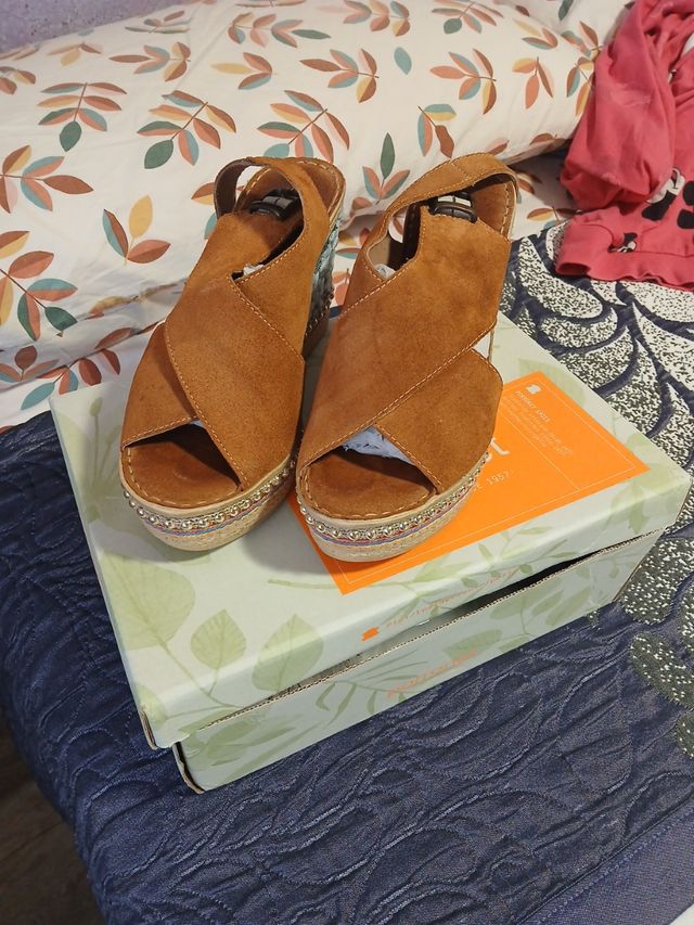 Zapatos cuña marrón